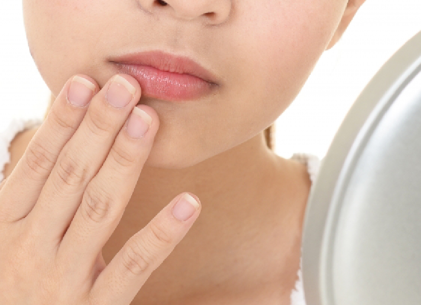 唇のくすみで顔色が悪く、疲れたように見える